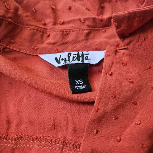 Rust Swiss Dot Button-Front Tie-Hem Blouse – Lightweight & Feminine - Picture 4 of 4